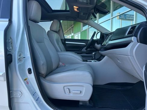 Used 2019 Toyota Highlander XLE image 19