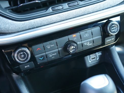 Used 2025 Jeep Compass Latitude image 24