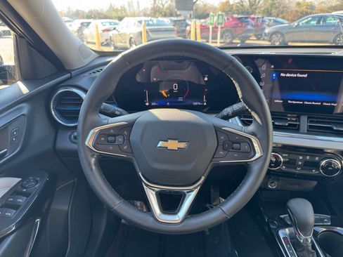 Used 2025 Chevrolet Trax LT w/ LT Convenience Package image 29