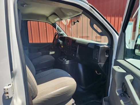 Used 2017 GMC Savana 2500 RWD image 14