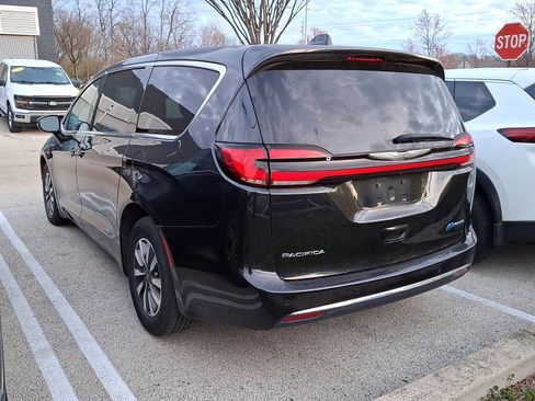 Used 2023 Chrysler Pacifica Touring-L FWD image 3