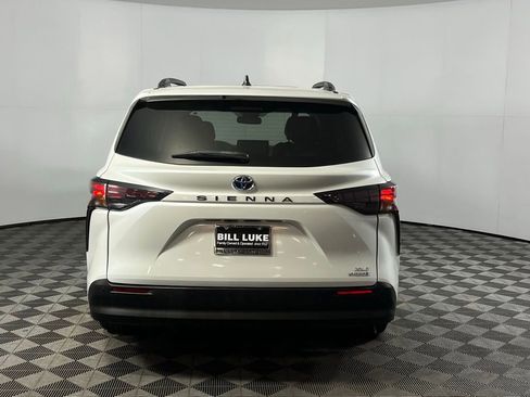 Used 2023 Toyota Sienna XLE image 8