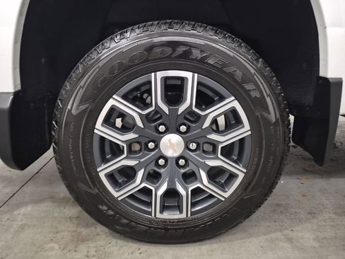 Used 2024 Chevrolet Colorado LT w/ LT Convenience Package III image 11