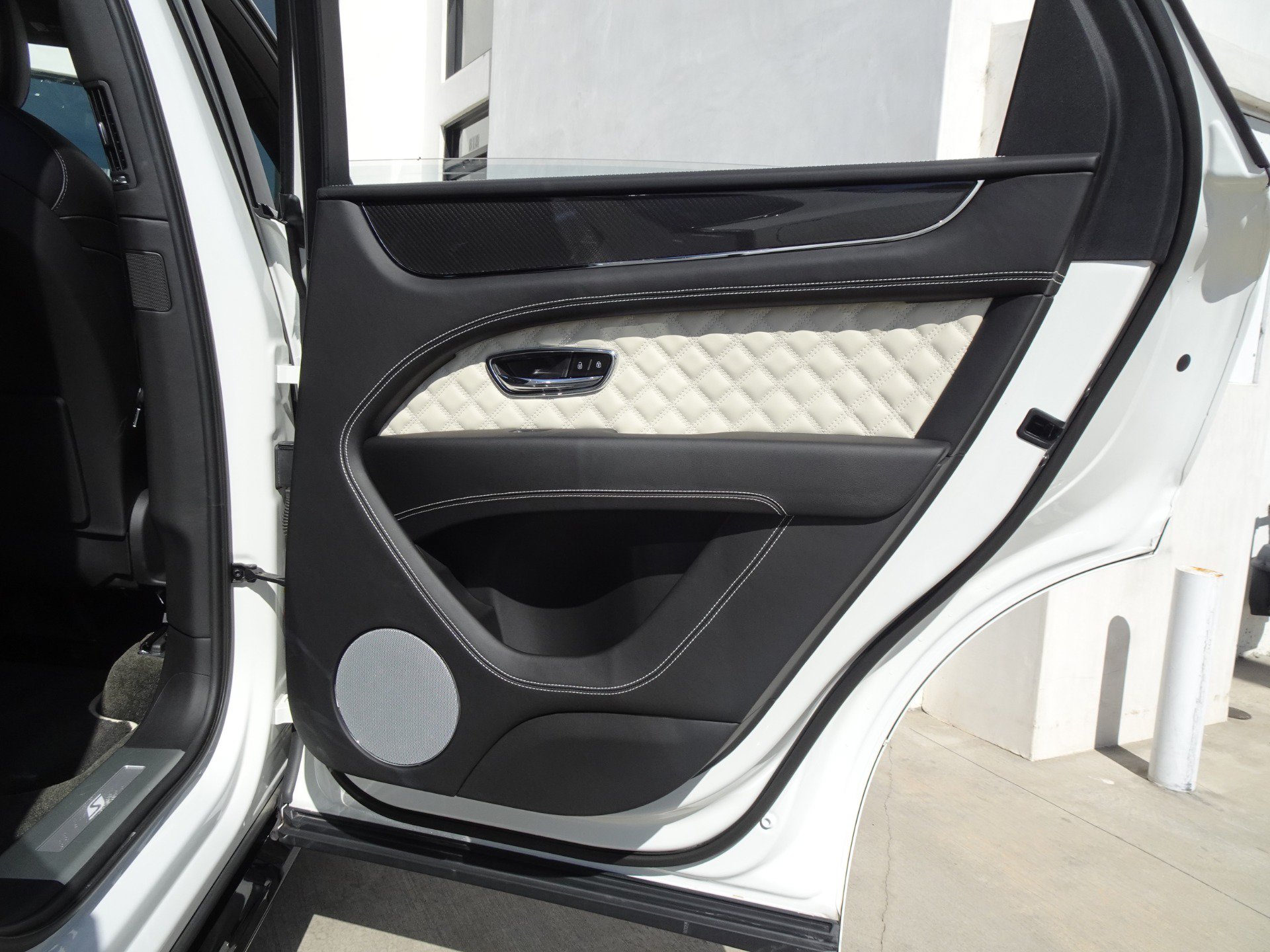 Used 2022 Bentley Bentayga AWD/4WD image 17