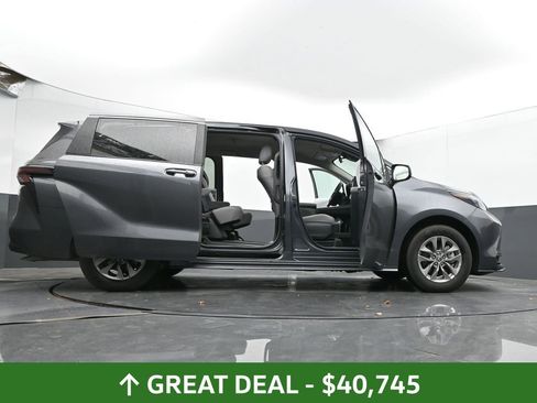 Used 2025 Toyota Sienna LE image 74