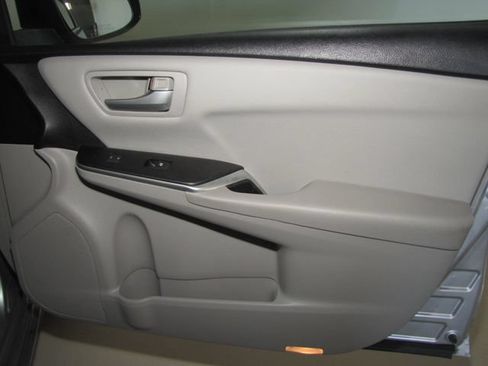 Used 2016 Toyota Camry LE FWD image 19