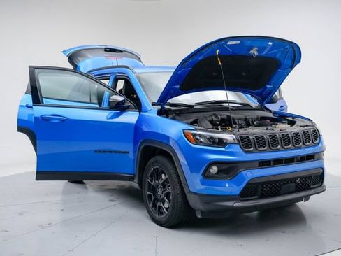 Used 2025 Jeep Compass Latitude w/ Convenience Group AWD/4WD image 15