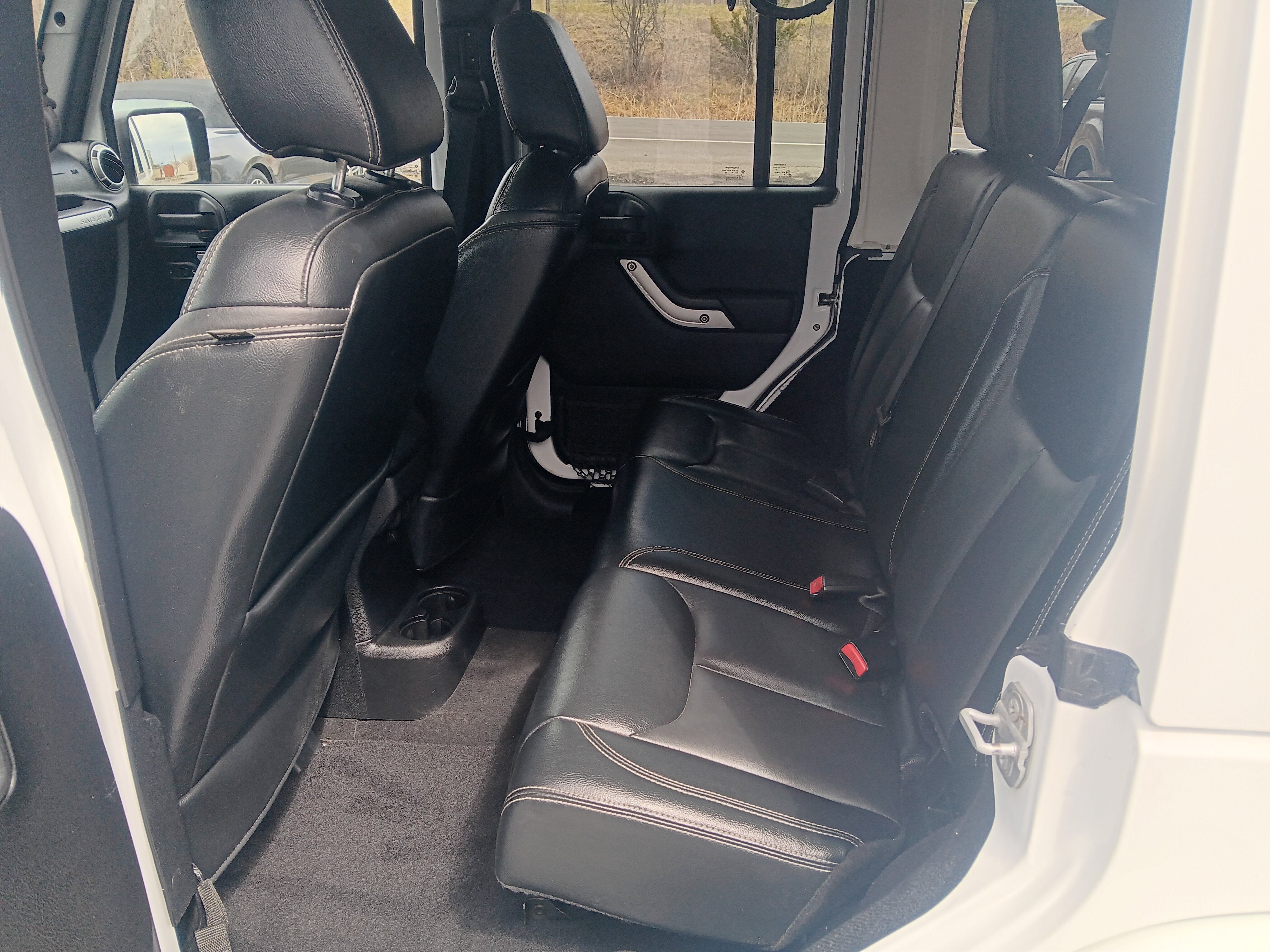Used 2015 Jeep Wrangler Unlimited Sahara w/ Connectivity Group AWD/4WD image 9