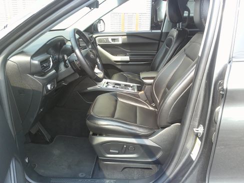 Used 2020 Ford Explorer XLT w/ Equipment Group 202A AWD/4WD image 13