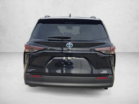 Used 2024 Toyota Sienna XLE image 7