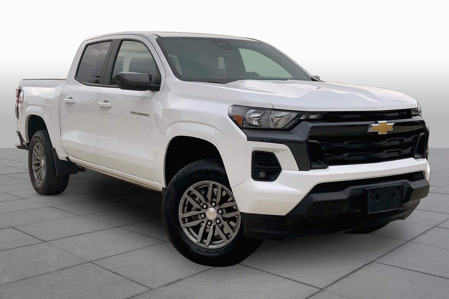 Used 2024 Chevrolet Colorado LT w/ LT Convenience Package II AWD/4WD image 3