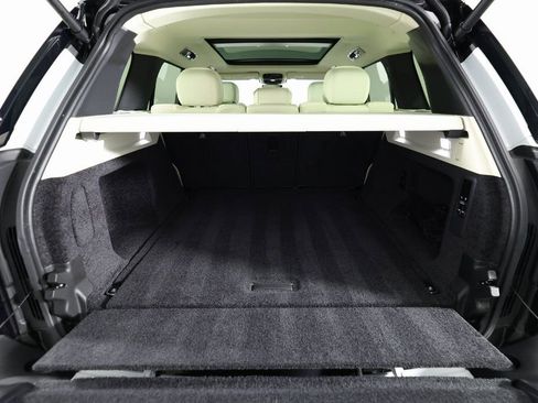 Used 2025 Land Rover Range Rover SE image 12
