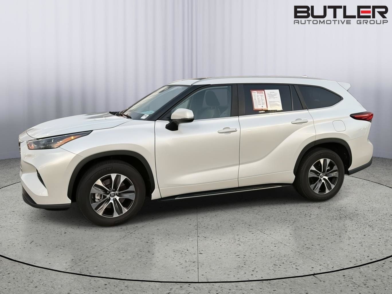 Certified 2023 Toyota Highlander XLE FWD image 3