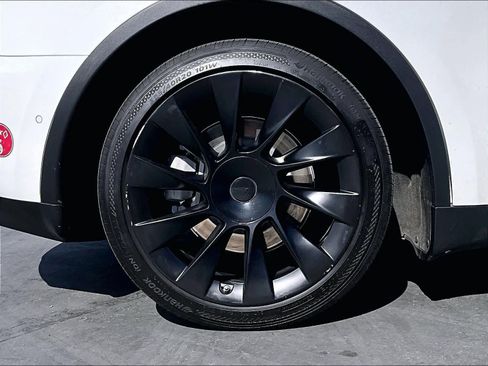 Used 2022 Tesla Model Y Long Range image 12