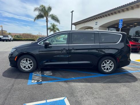 Certified 2023 Chrysler Pacifica Touring-L image 2