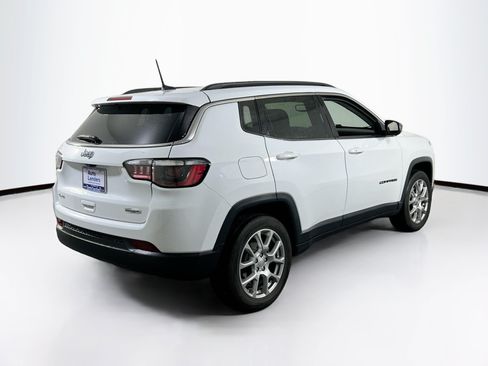 Used 2022 Jeep Compass Latitude w/ Sun and Sound Group AWD/4WD image 5