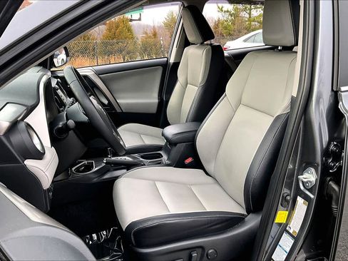 Used 2018 Toyota RAV4 Limited image 7