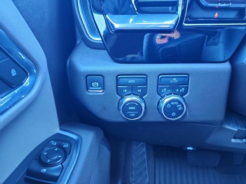 Used 2025 GMC Sierra 1500 SLE image 21