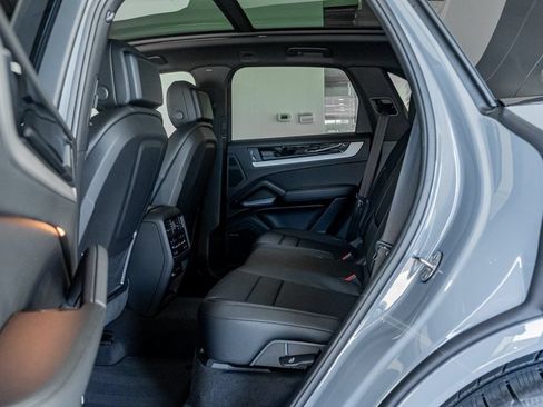 Certified 2025 Porsche Cayenne AWD/4WD image 28