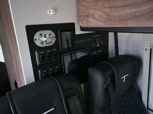 Used 2023 Mercedes-Benz Sprinter 2500 image 2