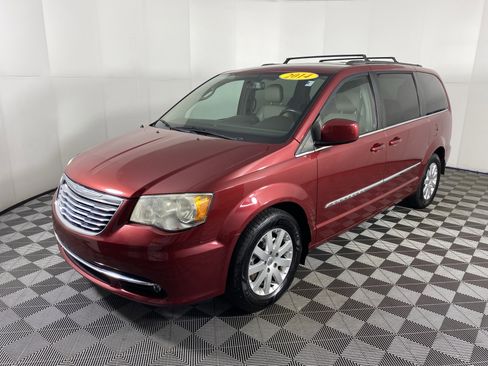 Used 2014 Chrysler Town & Country Touring FWD image 9