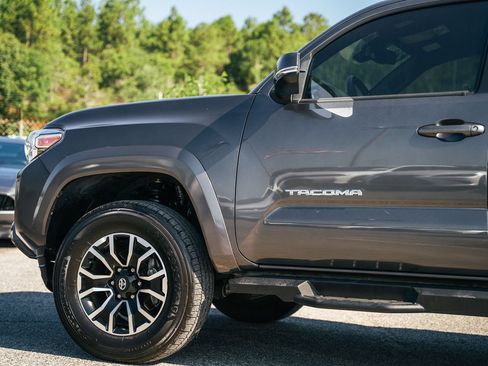 Used 2022 Toyota Tacoma TRD Sport w/ Technology Package RWD image 10