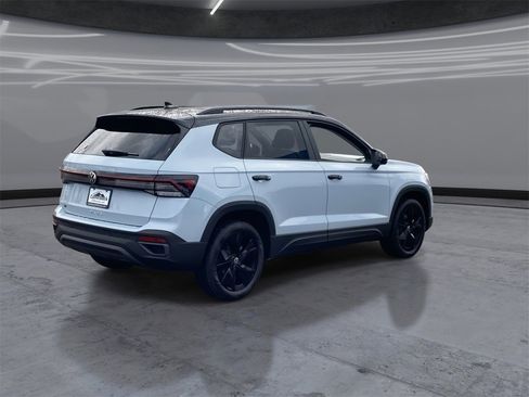 New 2026 Volkswagen Taos SE image 5