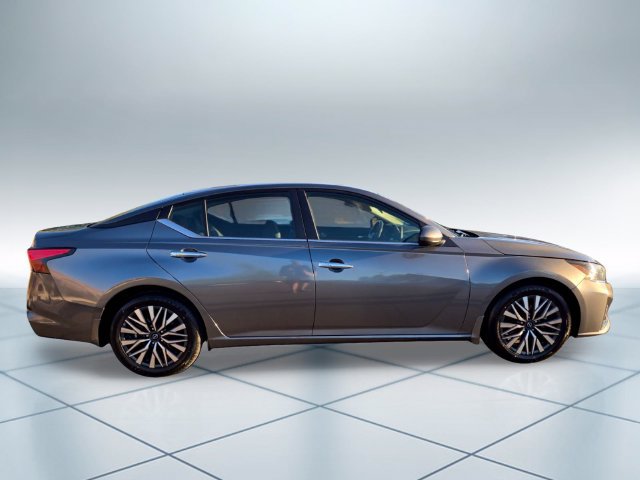 Used 2024 Nissan Altima 2.5 SV w/ SV Premium Package FWD image 3