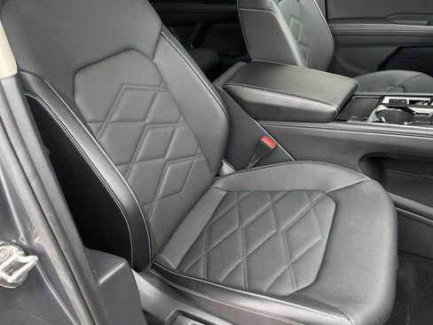 Used 2025 Volkswagen Atlas SE image 24