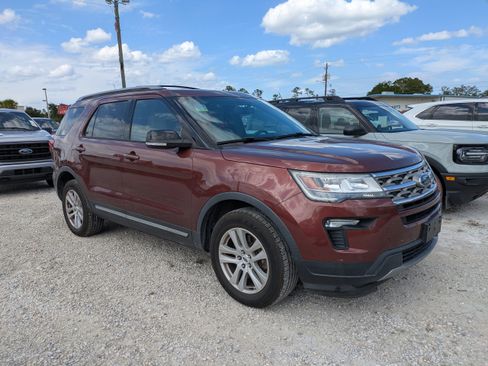 Used 2018 Ford Explorer XLT w/ Equipment Group 202A AWD/4WD image 2