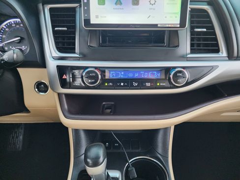 Used 2018 Toyota Highlander XLE image 34