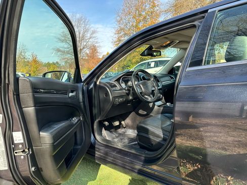 Used 2016 Chrysler 300 Limited image 12
