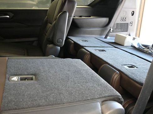 New 2025 Nissan Armada SL w/ Captain's Chari Seat Package image 20