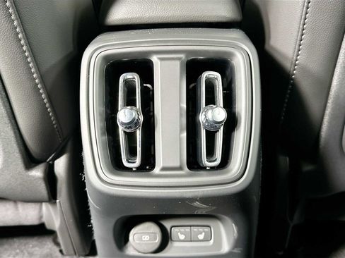 Used 2025 Volvo XC40 B5 Plus w/ Protection Package Premier image 21