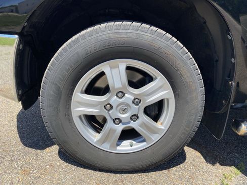 Used 2011 Toyota Tundra 4x4 CrewMax w/ SR5 Pkg image 29