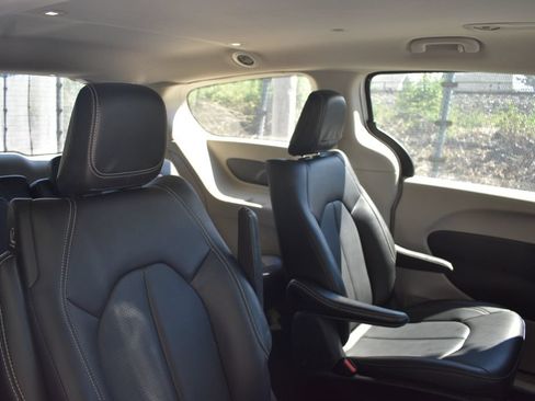 Used 2024 Chrysler Pacifica Limited FWD image 22