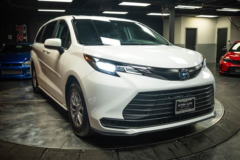 Used 2024 Toyota Sienna LE AWD/4WD image 5