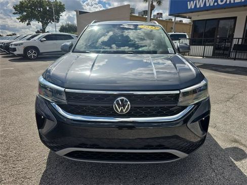 Used 2023 Volkswagen Taos SE FWD image 2