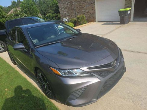 Used 2020 Toyota Camry SE FWD image 4