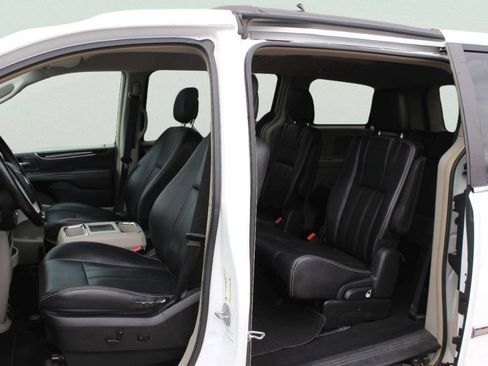 Used 2014 Chrysler Town & Country Touring FWD image 8