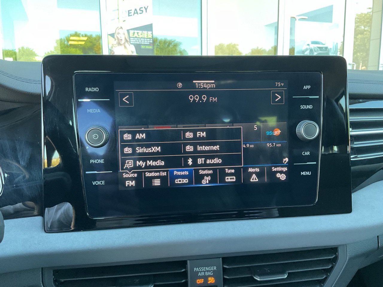Used 2025 Volkswagen Jetta SE FWD image 32