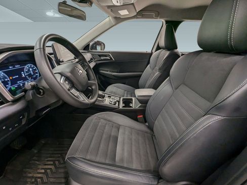 Used 2025 Mitsubishi Outlander SE image 4