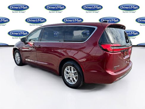 Used 2023 Chrysler Pacifica Touring-L FWD image 5