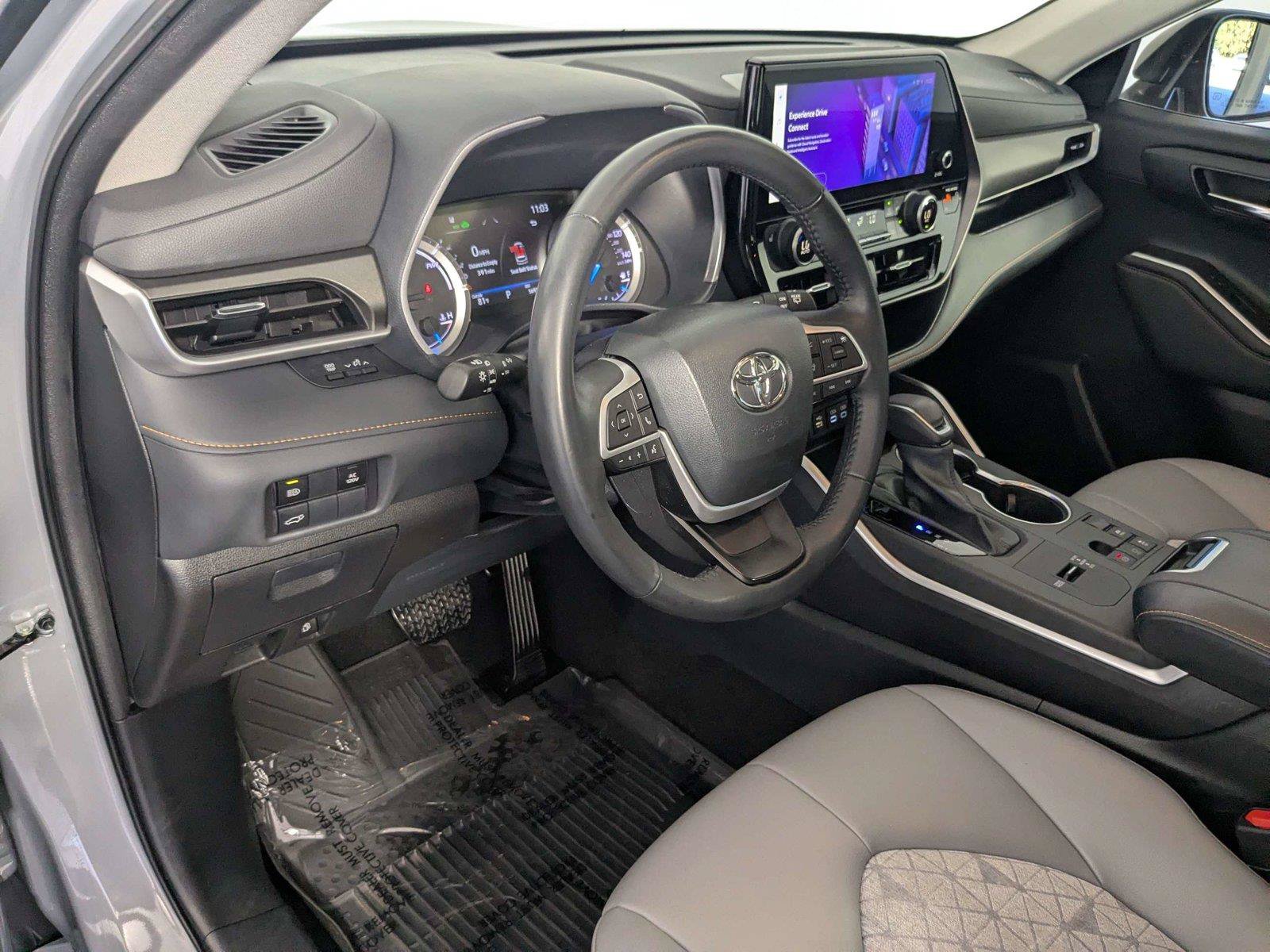Used 2023 Toyota Highlander Bronze Edition FWD image 12
