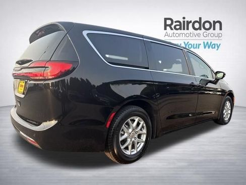 Used 2024 Chrysler Pacifica Touring-L FWD image 7