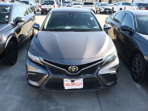 Used 2022 Toyota Camry SE image 3