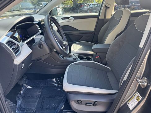 Used 2025 Volkswagen Taos SE image 27