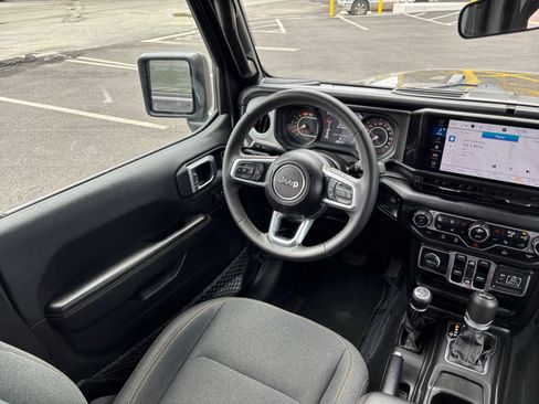 Used 2025 Jeep Wrangler Unlimited Sahara AWD/4WD image 26