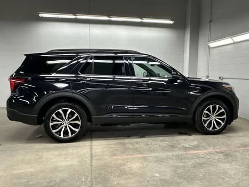 Used 2025 Ford Explorer ST-Line AWD/4WD image 3