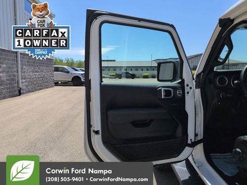 Used 2022 Jeep Wrangler Unlimited Sahara w/ Cold Weather Group AWD/4WD image 10